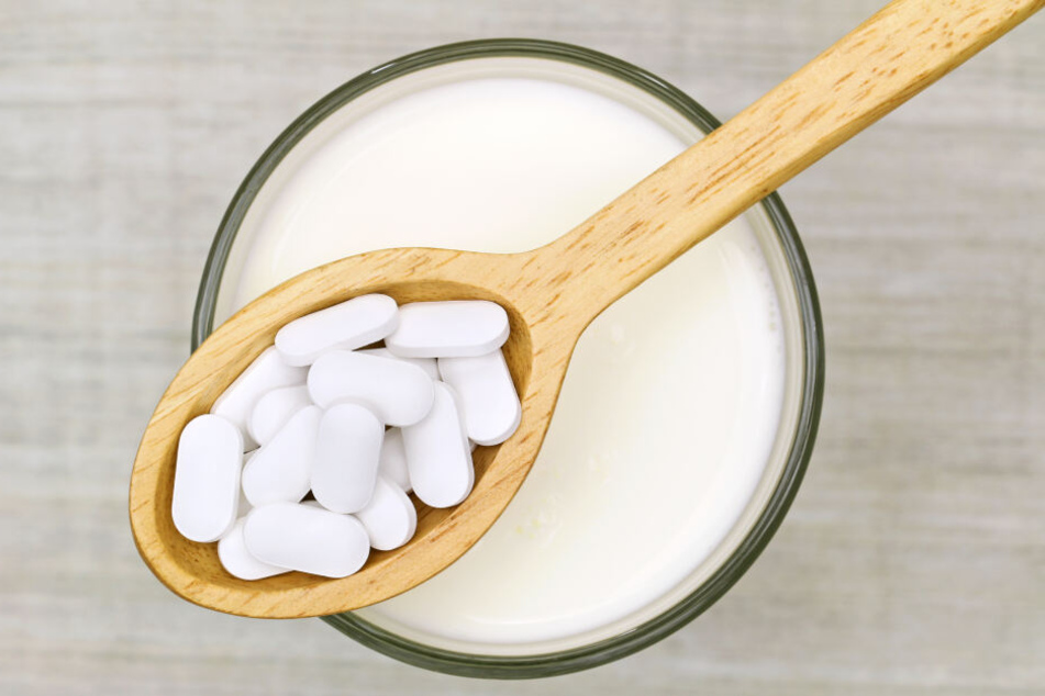 Ein hartnäckiger Mythos: Antibiotika sollten grundsätzlich nicht mit Milch genommen werden.