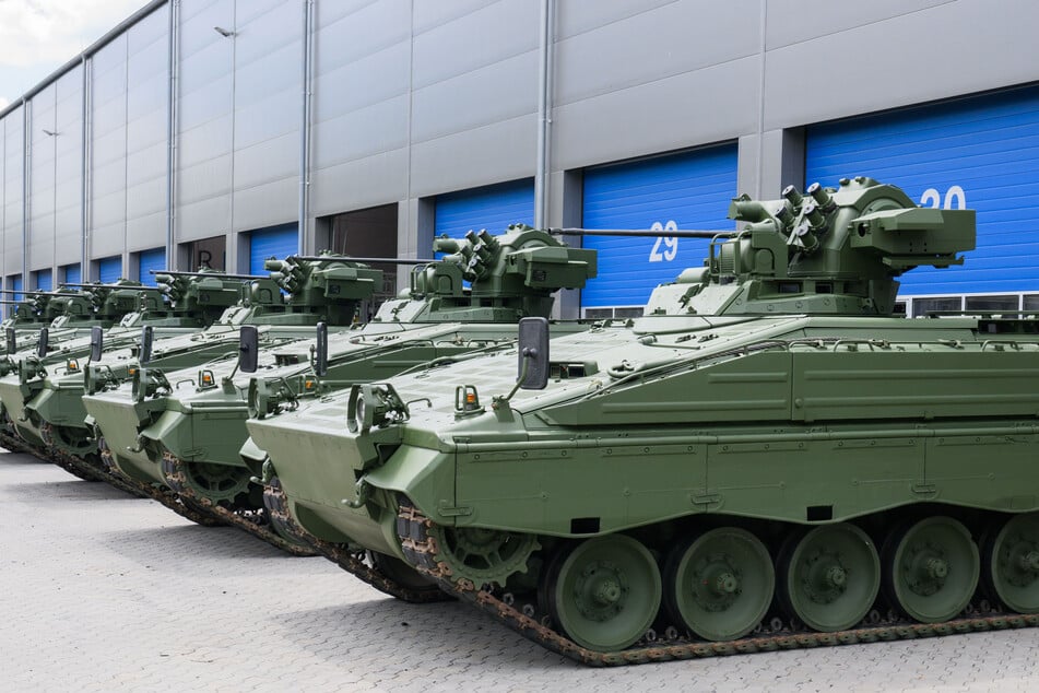 Modernisierte Marder-Schützenpanzer älteren Baujahrs stehen vor einer Halle im Rheinmetall-Werk in Unterlüß (Niedersachsen).