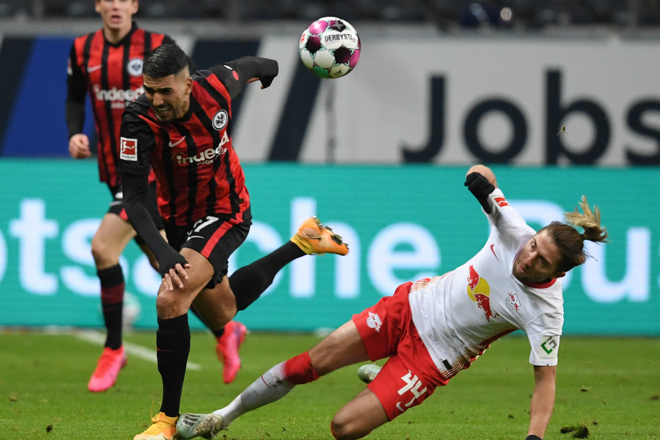 Eintracht Frankfurts Aymen Barkok (22/l.) wurde positiv auf das Coronavirus getestet.