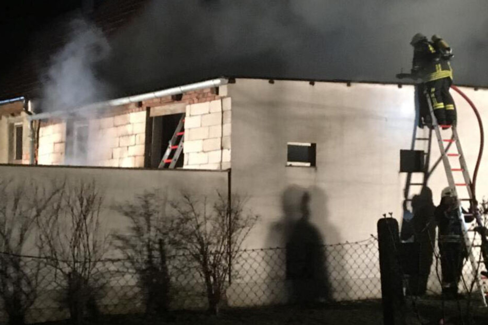 Die Feuerwehr musste stundenlang löschen um das Feuer zu beenden.