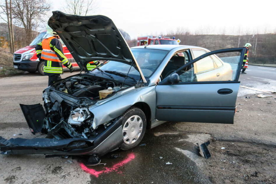 Die Feuerwehr ist noch an der Unfallstelle im Einsatz.