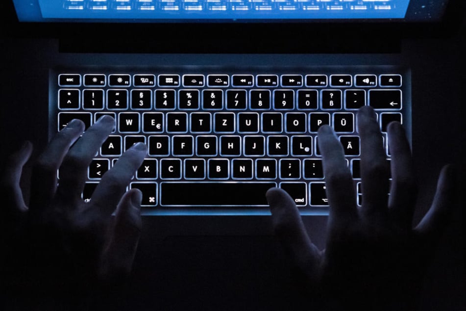 Die Bewerber werden ausgespäht, ihre Identität gestohlen.