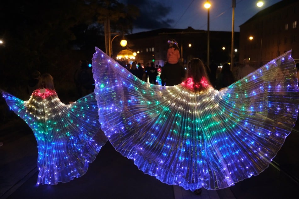 Teilnehmerinnen mit leuchtenden "Flügeln" beim Festumzug. Dieser gehört zum traditionellen Teil des Festes.