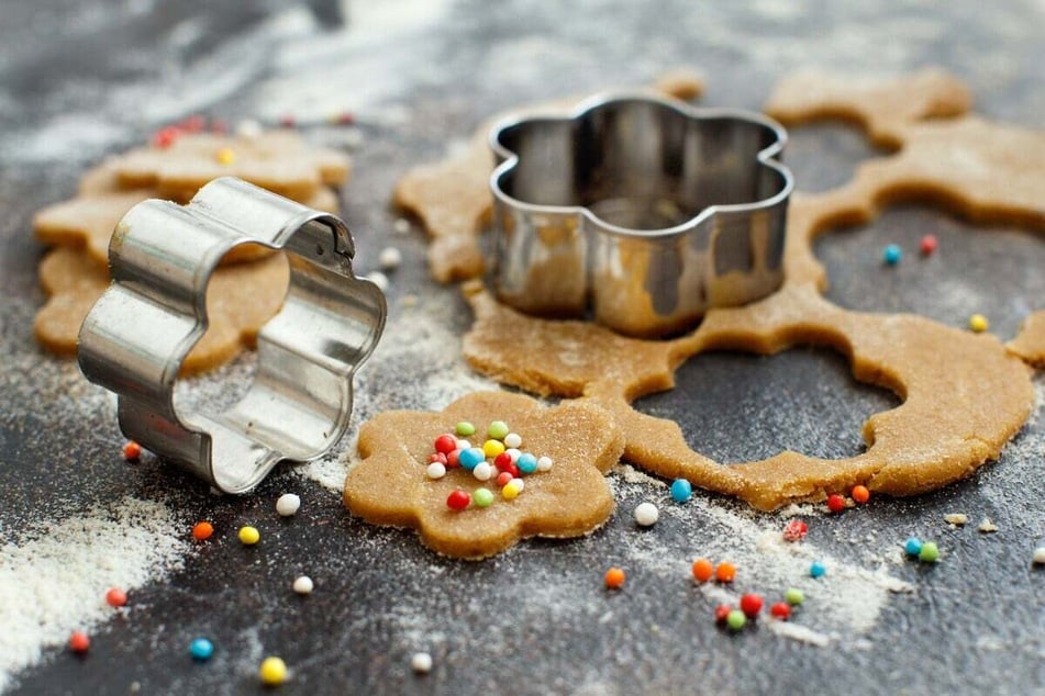 Wer schnelle Plätzchen mit Kindern backen möchte, sollte ein einfaches Rezept wählen.