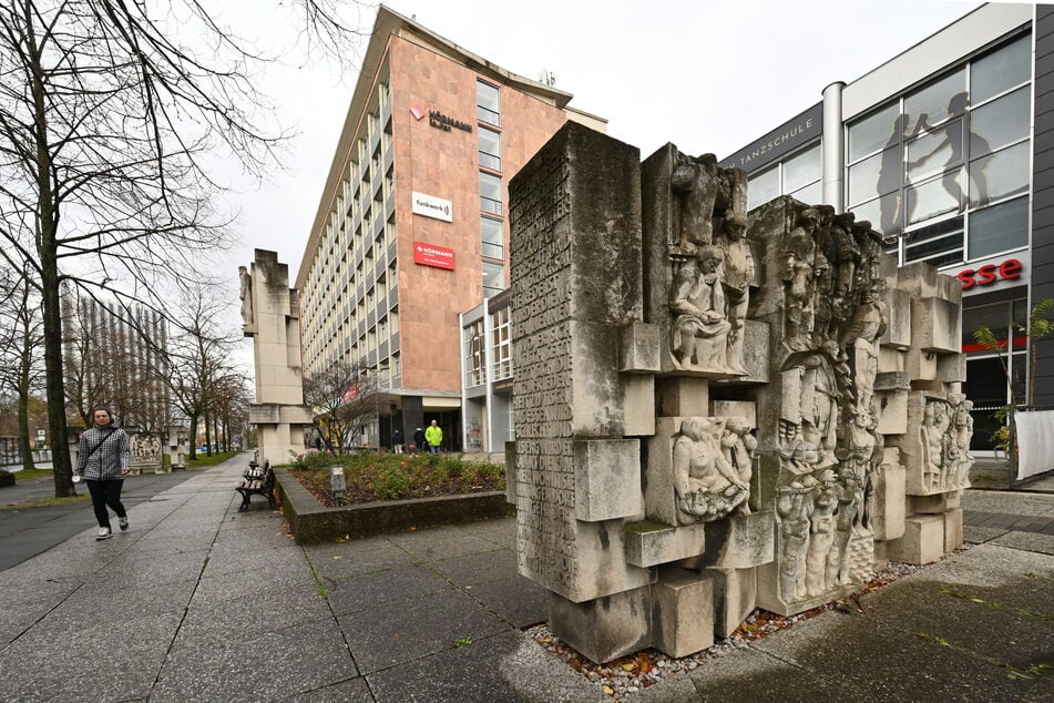 Die verwitterten Kalkstein-Reliefs in der Brückenstraße sollen gereinigt werden.