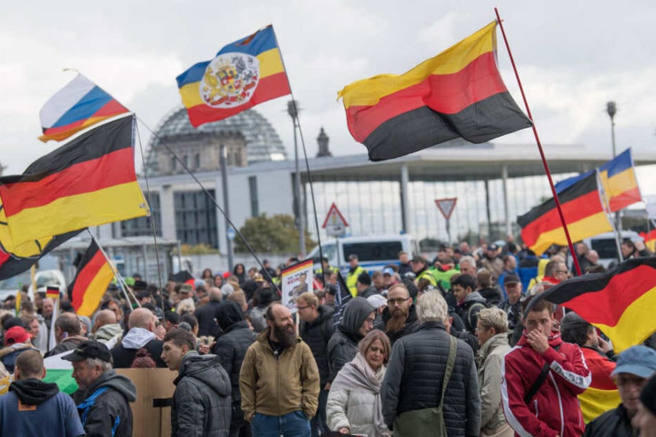Eine Demonstration von Rechtspopulisten zum Tag der Deutschen Einheit findet vor dem Hauptbahnhof auf dem Washingtonplatz statt.