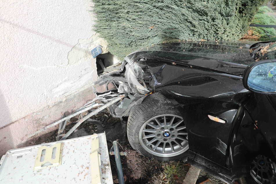Neben dem Auto erlitten auch die Hauswand und ein Stromkasten erheblichen Schaden.