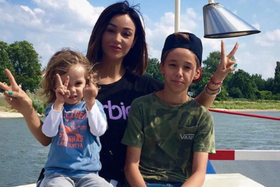 Kleiner Foto-Crasher! Von wem hat Verona Pooths Sohn diese Geste gelernt?