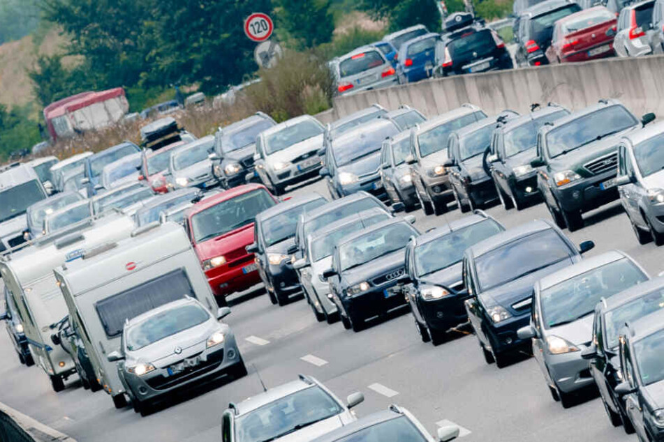 Viele Autofahrer stehen am Karfreitag im Stau. (Symbolbild)