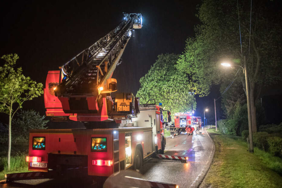 Der Einsatz blockierte die Straße auf dem Allermöher Deich in Hamburg mehrere Stunden lang.