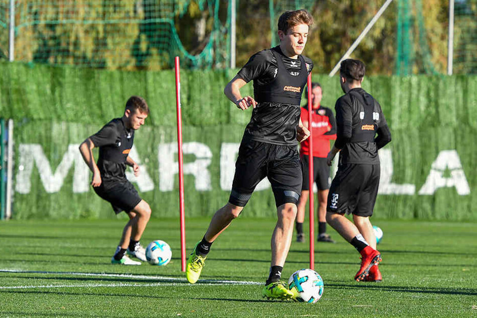 20 Grad, Sonne pur beim Training! Niklas Hauptmann am Ball.