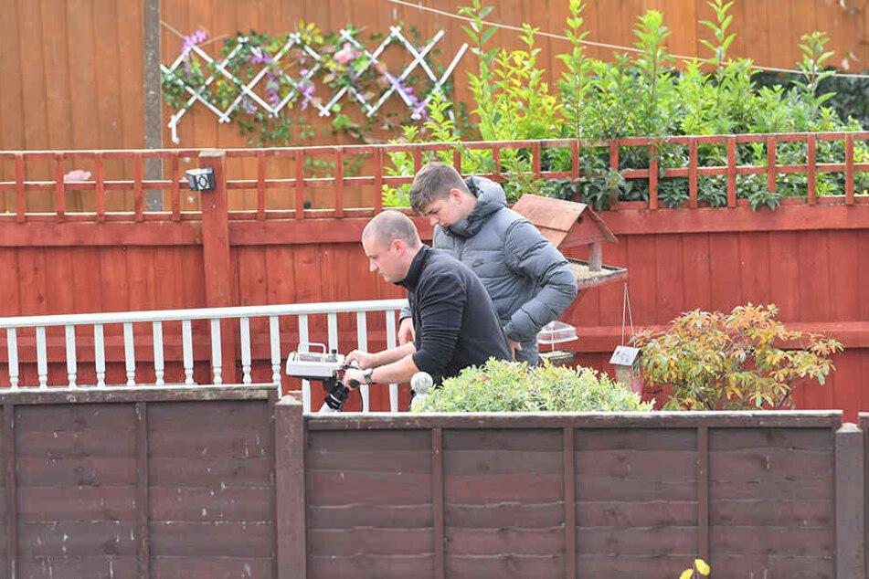 Mit einem Bodenradar untersuchen Spezialisten einen Garten eines Hauses in Swindon.