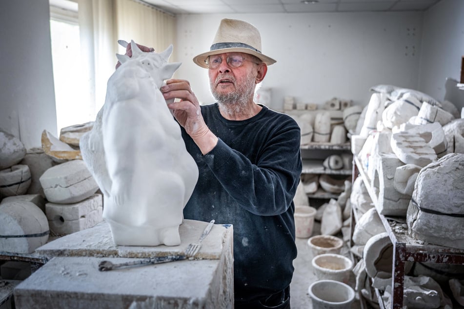 Richter beim Feinschliff an einer seiner Figuren im Atelier.