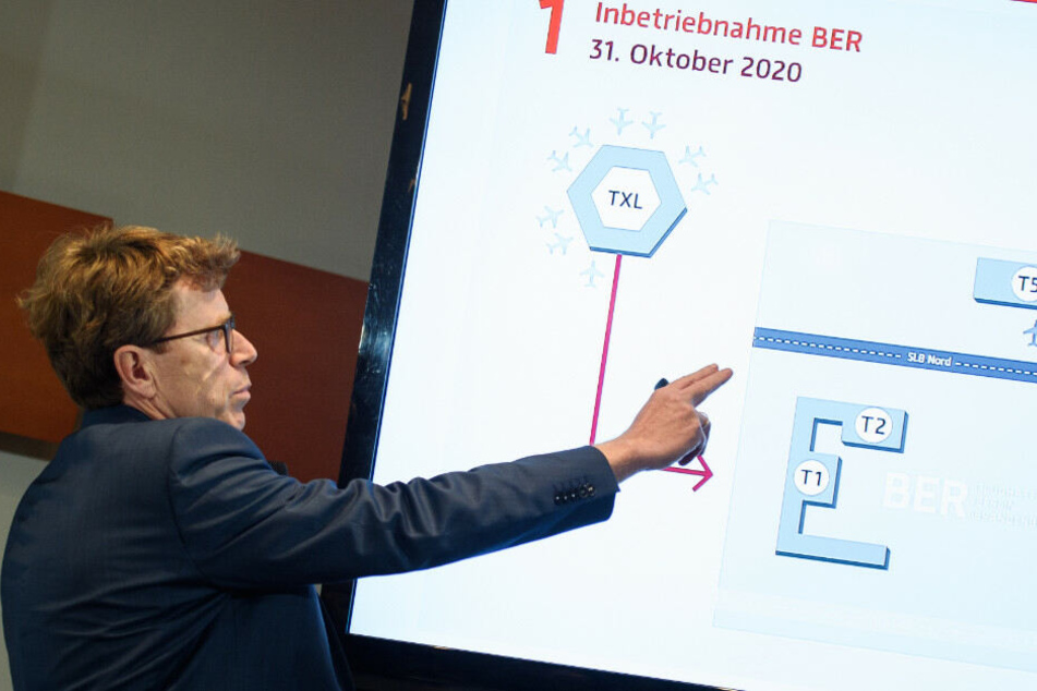 Engelbert Lütke Daldrup präsentiert auf einer Pressekonferenz zur Eröffnung des Flughafen Berlin Brandenburg (BER) die Pläne für den Umzug.