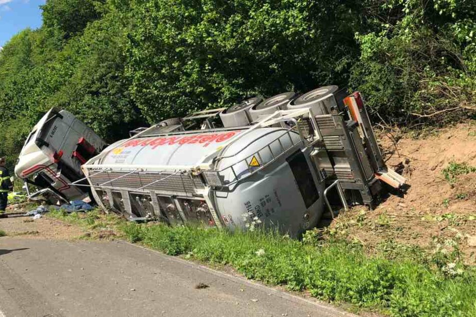Der Laster war von der Fahrbahn abgekommen und auf die Seite gekippt.