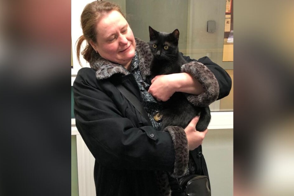 Erleichtert nimmt die Besitzerin ihre vermisste Katze in Empfang.