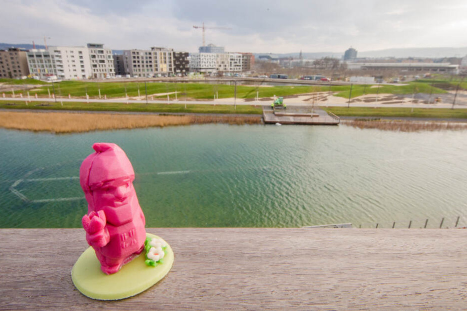 Eine kleine Marzipan-Version des Buga-Zwerg Karl steht auf einem Aussichtspunkt der Bundesgartenschau.