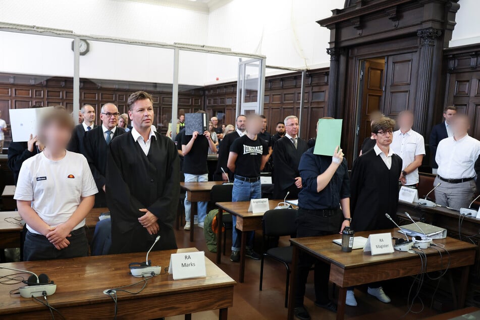 Die Angeklagten sitzen am Mittwoch im Sitzungssaal im Strafjustizgebäude zu Beginn eines weiteren Prozesstags im Prozess gegen die rechtsextreme Terrorgruppe "Letzte Verteidigungswelle".