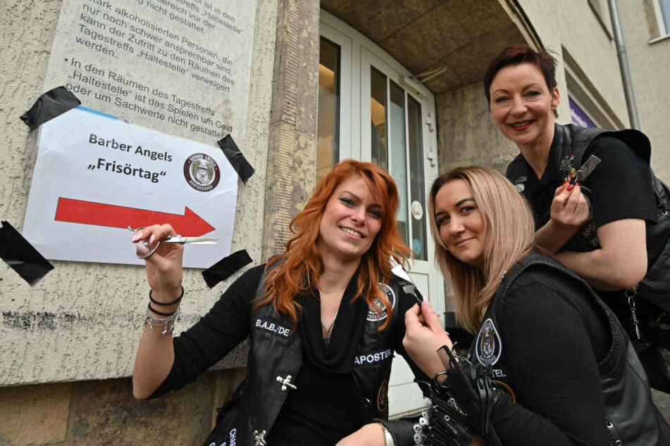 Die "Barber Angels" Michaela Ebers (37, v.l.), Heidi Richter (34) und Claudia Mihaly-Anastasio (45) luden am Sonntag in die "Haltestelle" zum Gratis-Haarschnitt.