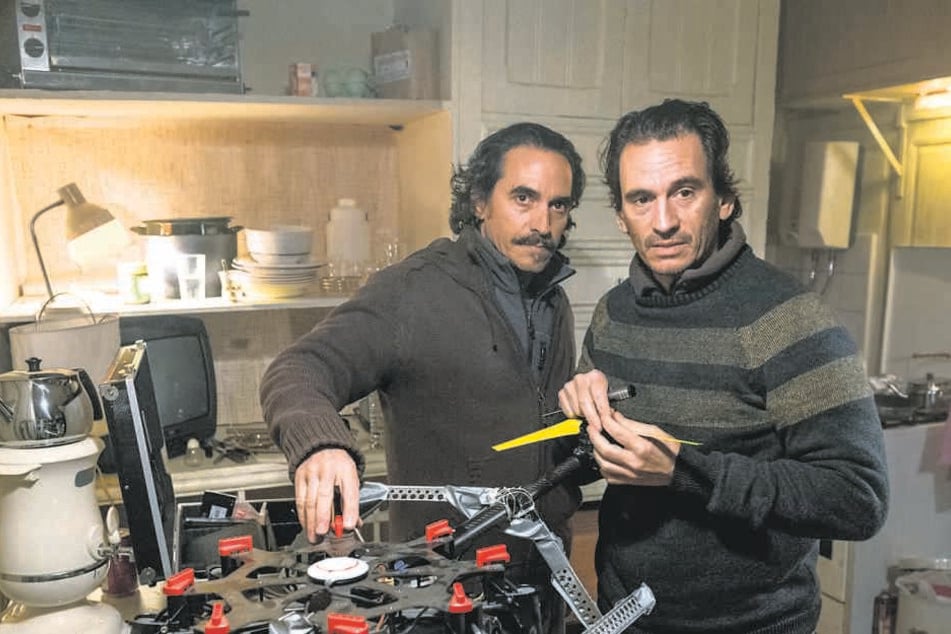 Die Brüder Martin und Mirhat Rojan basteln an ihrer Drohne.
