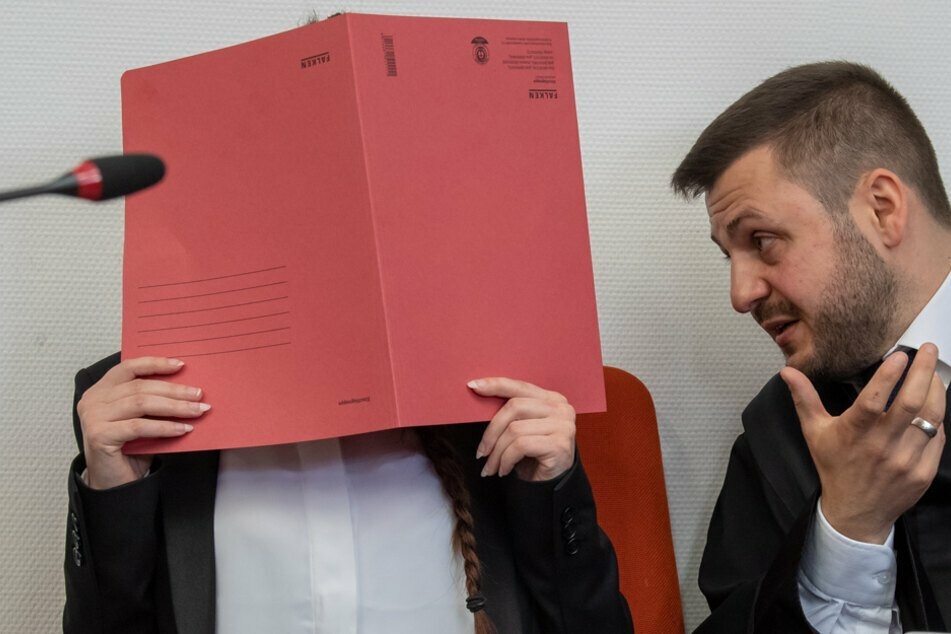 Die Angeklagte Jennifer W. (l.) und ihr Anwalt Ali Aydin beraten sich im Gerichtssaal.