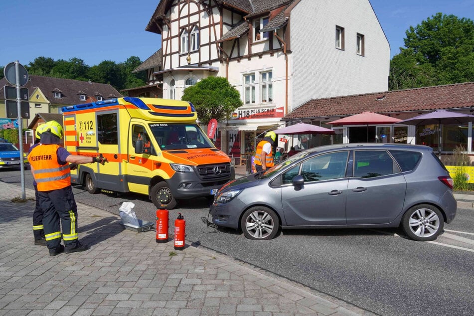 Die 78-jährige Fahrerin wurde mit leichten Verletzungen in ein Krankenhaus gebracht.