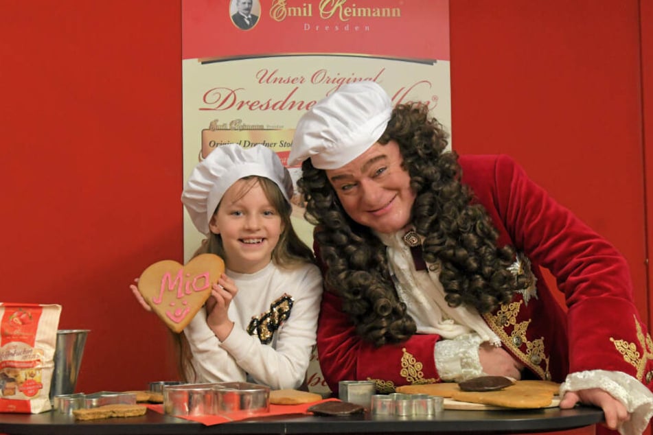Mia Manuela Böhmer (9) strahlt überglücklich, als sie von August dem Starken erfährt, dass sie zur Pfefferkuchen-Prinzessin gekrönt wird.