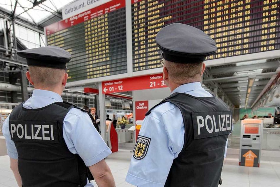 Bundespolizisten stehen im Terminal des Dresdner Flughafens und halten nach verdächtigen Gegenständen Ausschau. Aber nach Schulschwänzern werden sie auch künftig nicht suchen.