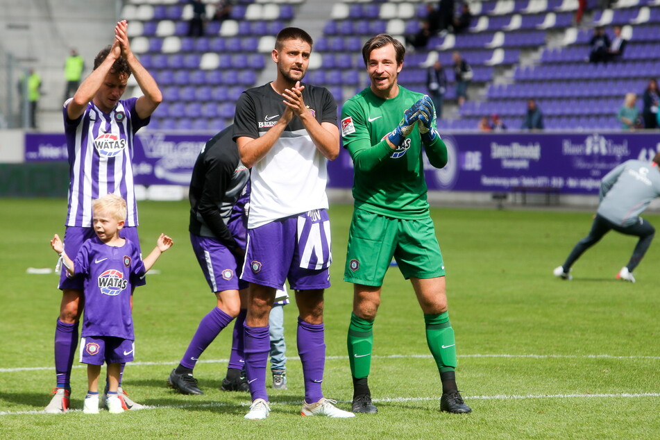 Dimitrij Nazarov (31, l.) und Martin Männel (33) bedanken sich bei den Fans.
