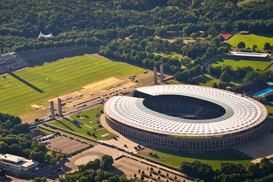 Die Luftaufnahme zeigt das Olympiastadion in Berlin. Noch ist es die Heimat von Hertha BSC.