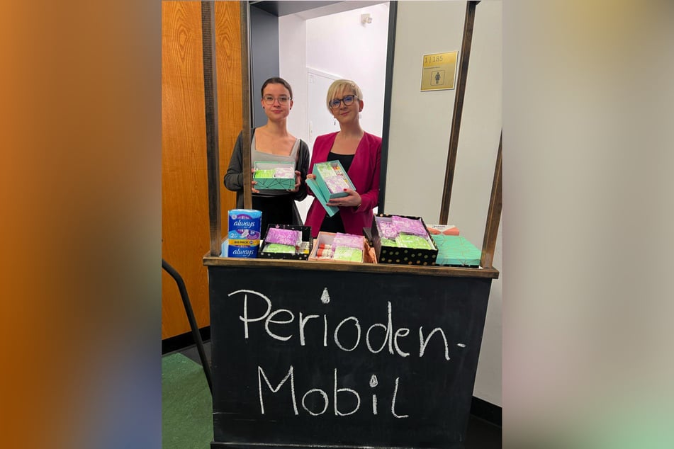 Mit dem "Perioden-Mobil" nahmen Herpertz (l.) und SPD-Stadträtin Julia Hartl (38, r.) die Angelegenheit zuvor selbst in die Hand.