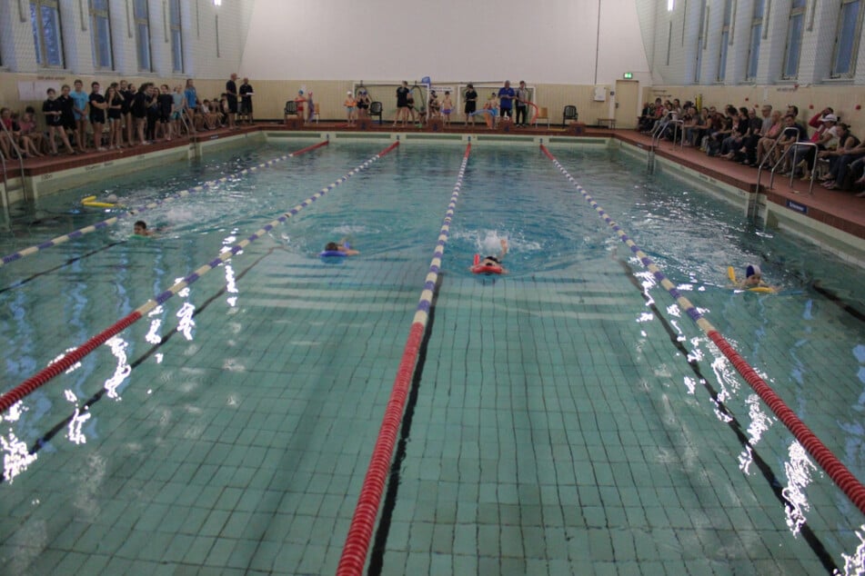 Bislang wird die Schwimmhalle noch genutzt, doch ihre Bausubstanz ist überaltert.