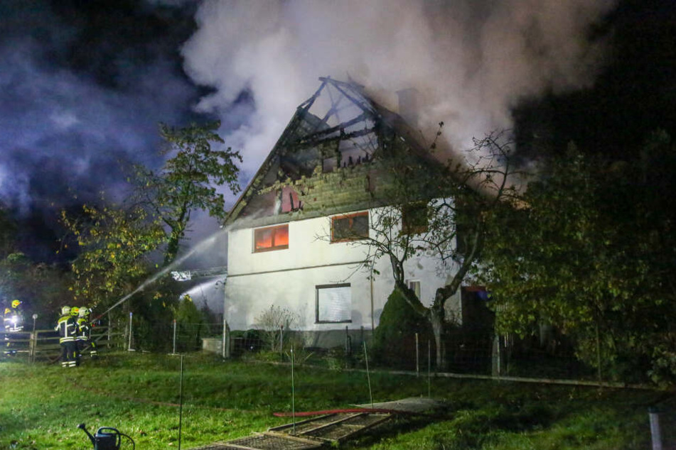 Die Feuerwehr mussten mehrere hundert Meter Wasserschläuche verlegen, um den Brand unter Kontrolle zu bekommen.