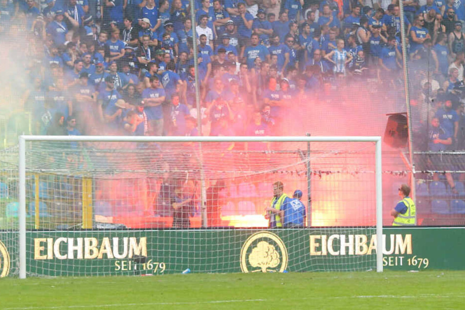 Mit Pyro zündelnde Waldhof-Fans beim Relegations-Rückspiel gegen Uerdingen 2018.
