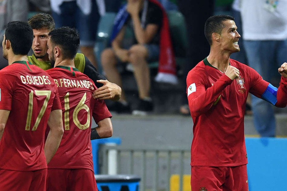 Die Portugiesen bejubeln einen ihrer Treffer. Cristiano Ronaldo (rechts) ballt entschlossen die Fäuste.