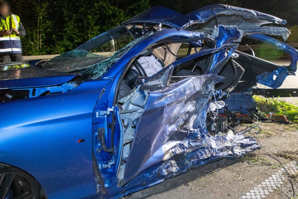 BMW-Fahrer (†29) nach Horror-Crash sofort tot, 31-Jähriger schwer verletzt in Golf eingeklemmt