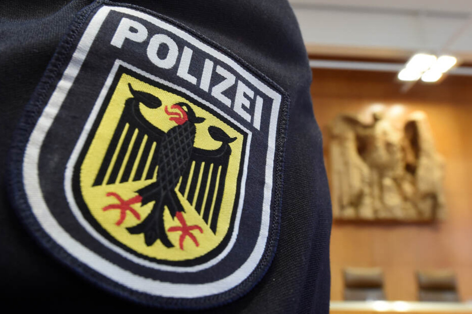 Der Bundespolizist wurde so schwer verletzt, dass er seinen Dienst abbrechen musste. (Symbolbild)