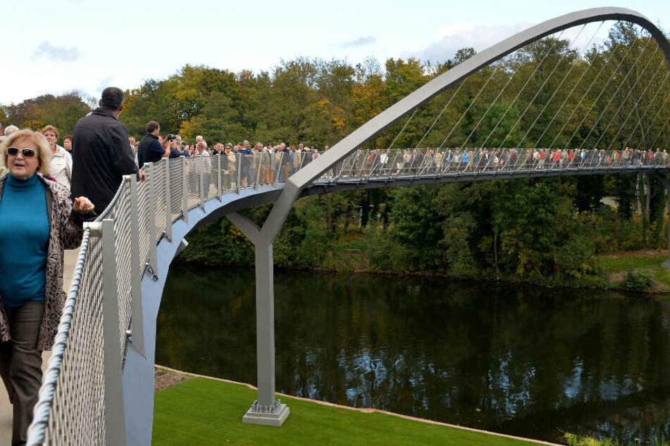 Besucher laufen über die Weinberg-Brücke. (Archivbild)