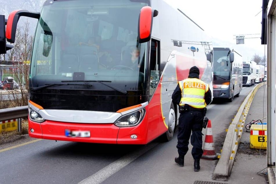 Bei der Kontrolle eines Reisebusses fielen die gefälschten Dokumente der vier Mädchen auf.
