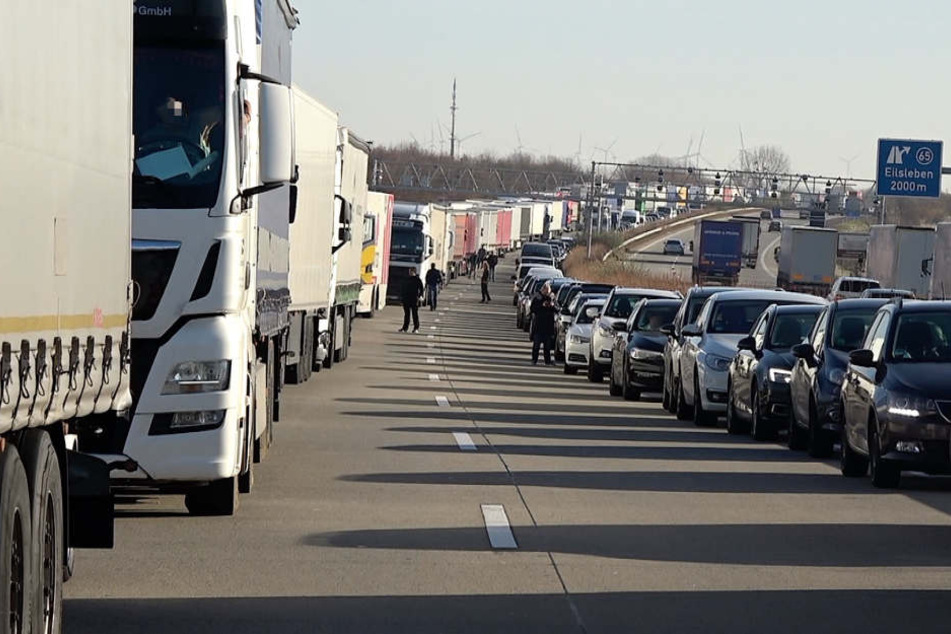 Sowohl Ersthelfer als auch Rettungskräfte beklagten, dass zunächst keine Rettungsgasse gebildet wurde.