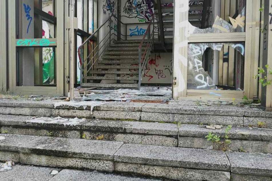 In dem Gebäude war am Dienstag noch Löschschaum zu sehen.