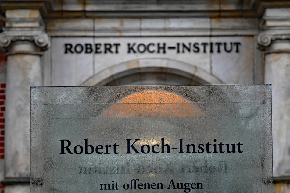 Die Verordnung ist laut Urteil auch deshalb unwirksam, weil der für die Einstufung als Risikogebiet maßgebliche Verweis auf die jeweils aktuelle Veröffentlichung des Robert Koch-Instituts gegen das Rechtsstaatsprinzip verstößt.