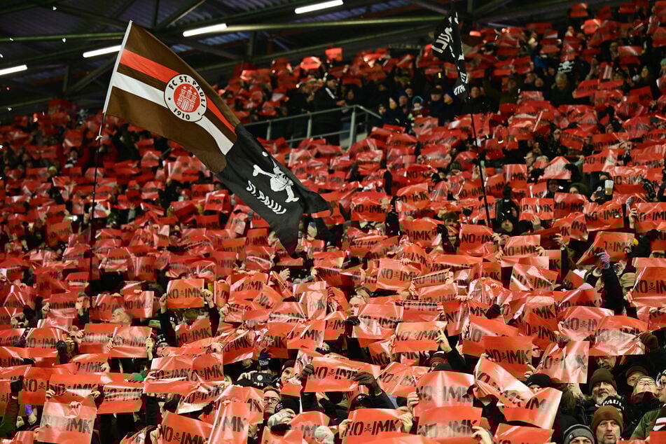 Die Boykottaktion gegen die Innenministerkonferenz war auch bildlich spürbar: Alle Heimfans hielten Plakate mit der Aufschrift "NO IMK" hoch.