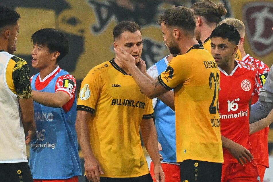 Lars Bünning (27, v.r.) tröstete Jakob Lemmer (25, M.) nach dem Abpfiff.