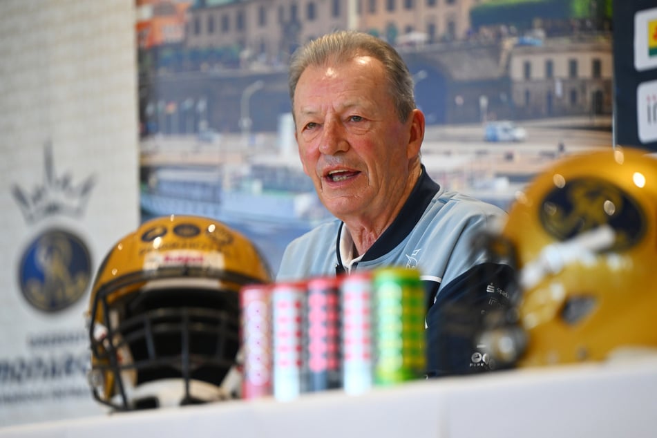 Monarchs-Headcoach Greg Seamon (70) weiß nicht genau, was auf sein Team zukommt.