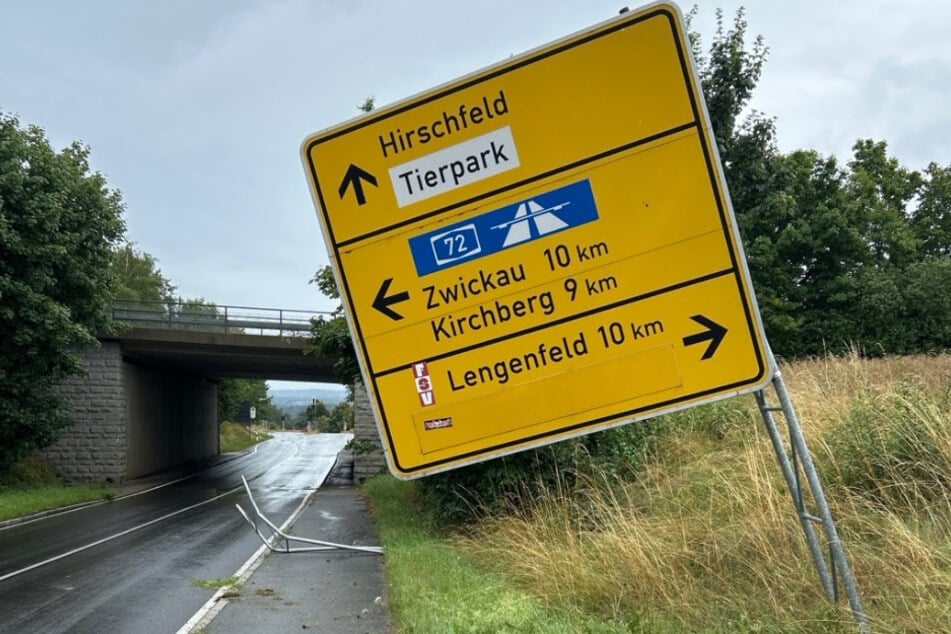 Seit dem Unfall steht das Verkehrsschild an der Schönfelser Straße schief.