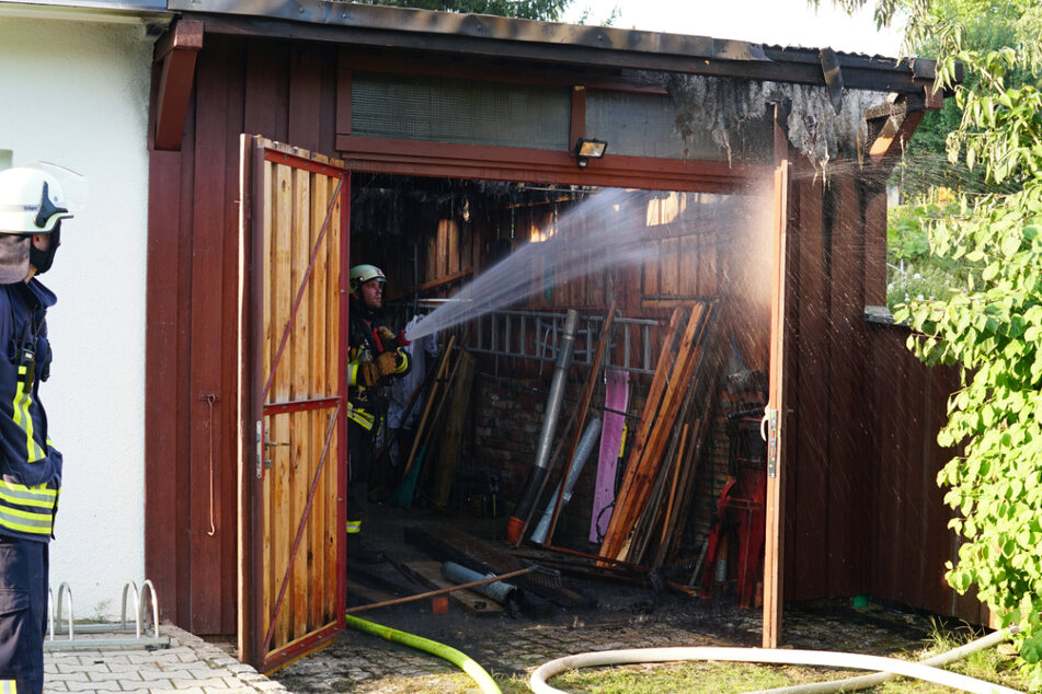 Beim Kampf gegen das Unkraut setzte ein Girbisdorfer (56) seine Garage in Brand.