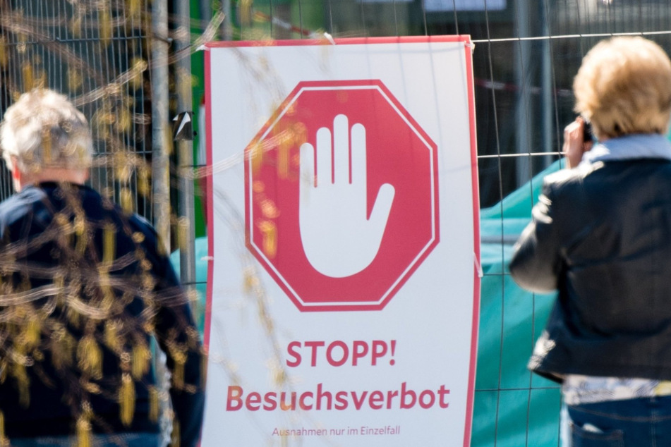 Ein Schild weist vor dem Klinikum München west auf das Besuchsverbot hin.
