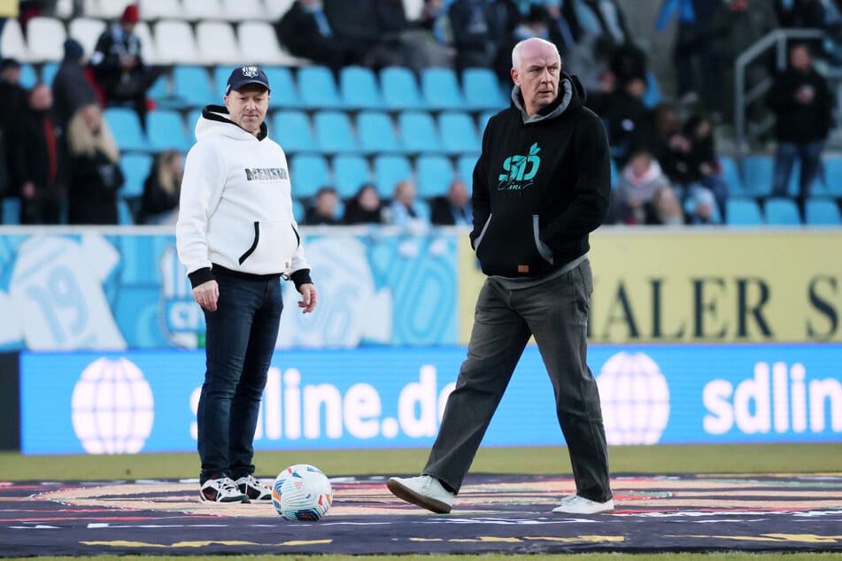 Ex-Bundesliga-Star Mario Basler (57, r.) hat ein Faible für den Ostfußball, war am Sonntag in Chemnitz zu Gast und hat auch eine Verbindung nach Cottbus.