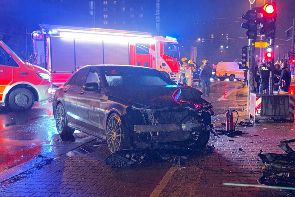An einer Kreuzung in Fennfuhl sind am Samstagabend ein Mercedes ...